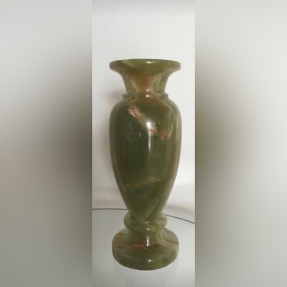 Natural Russian Onyx Vase
8” X 3”
Weight: 3.5 Lb - Picture 2 of 4